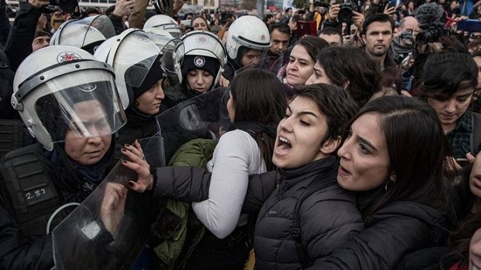 Las Tesis dansı duruşması ertelendi